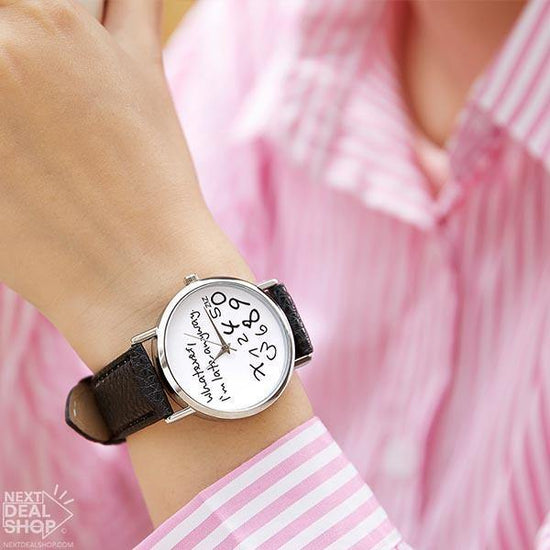 Relógio com Pulseira de Couro "Estou Atrasada" - A.S Foco