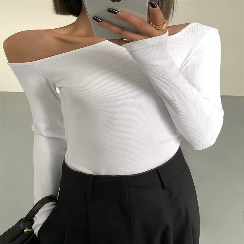 Camiseta de Mujer con Cuello Asimétrico – Off-Shoulder, Manga Larga y Diseño Hollow Out
