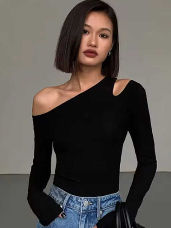 Camiseta de Mujer con Cuello Asimétrico – Off-Shoulder, Manga Larga y Diseño Hollow Out
