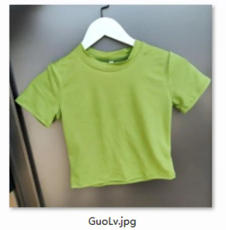 Camiseta casual morada de manga corta para mujer.