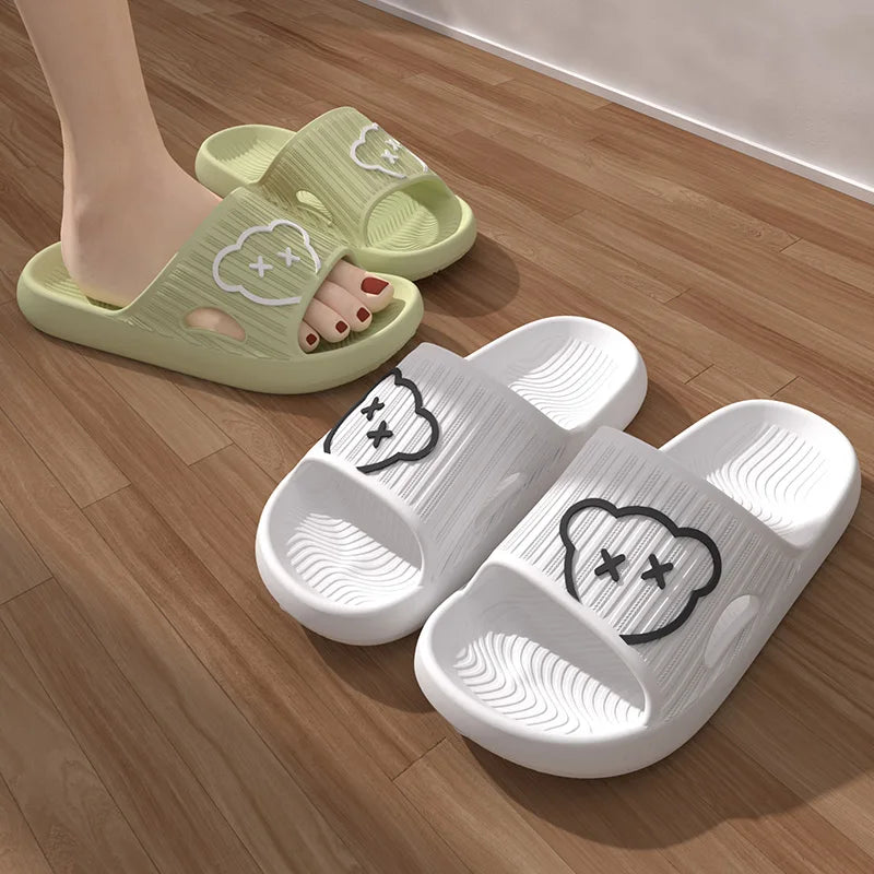 Zapatillas de baño de verano para el hogar.