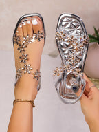 Sandalias Planas de Mujer – Punta Cuadrada, Color Plateado y Adornos Florales